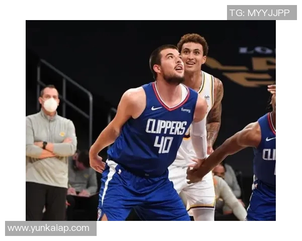 白帝季前赛表现惊艳怀特22分钟内高效砍下16分7板5助3帽