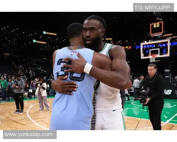 杰伦布朗回忆与斯玛特共战岁月感叹他身穿湖人球衣的奇妙感觉 杰伦布朗回忆与斯玛特共战岁月感叹他身穿湖人球衣的奇妙感觉