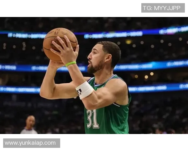 克莱手感回暖却遭冷落赛后愤怒扔水瓶表达不满情绪 克莱手感回暖却遭冷落赛后愤怒扔水瓶表达不满情绪