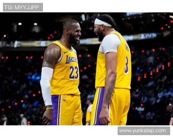 詹姆斯与画家亲密合影庆祝传递兄弟情谊与骄傲之情 詹姆斯与画家亲密合影庆祝传递兄弟情谊与骄傲之情