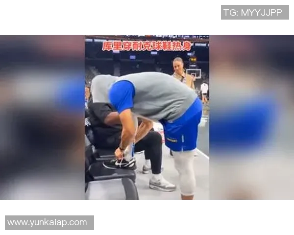 库里在奥兰多客场穿哈达威蓝喷引发球迷热议乱穿鞋时代来临 库里在奥兰多客场穿哈达威蓝喷引发球迷热议乱穿鞋时代来临