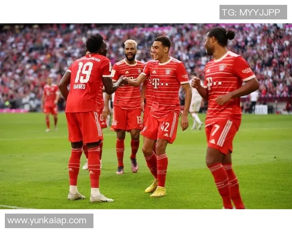 拜仁海报热身美因茨之战阿方索戴维斯独自亮相展现风采 拜仁海报热身美因茨之战阿方索戴维斯独自亮相展现风采