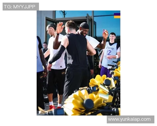 东契奇为湖人转播团队送车车上专属名牌彰显心意